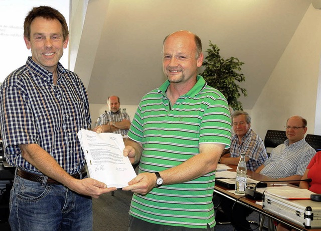 1200 Unterschriften bergab Willi Fix,...Gemeinderat an Brgermeister Multner.   | Foto: Bergmann