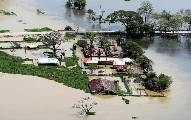 In Kolumbien kmpfen die Menschen seit...Norden des Landes steht unter Wasser.   | Foto: dpa