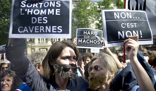 In Paris demonstrierten Feministinnen ...e Kommentare zur Affre Strauss-Kahn.   | Foto: afp