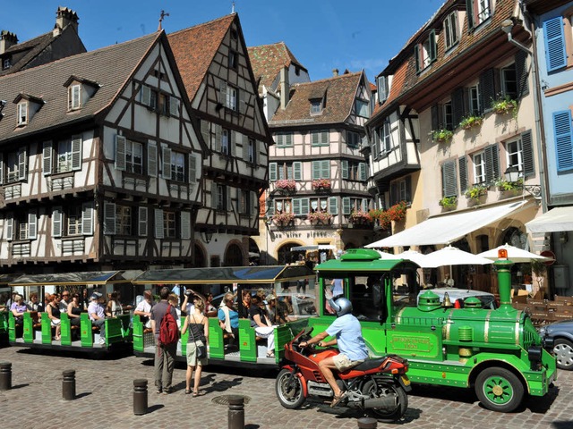 Quer durch die Fugngerzone: Colmars grne Touristensnfte.  | Foto: Verwendung weltweit, usage worldwide