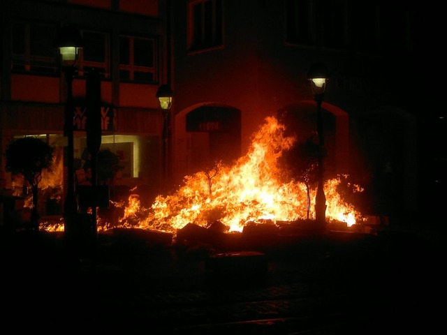 Brennende Kartonagen in der Kaiser-Joseph-Strae in Freiburg  | Foto: Polizei