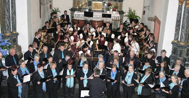 Der Kirchenchor und der Musikverein au...swald&#8220; in der St. Josef Kirche.   | Foto: Karin Heiss