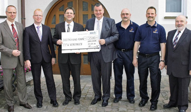 3500 Euro-Spendenscheck fr die Kenzin...ant Markus Kaspar,  Gnter Hug (BGV).   | Foto: Stadt Kenzingen