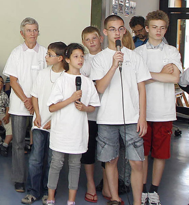 Schlerinnen und Schler stellen das Comenius-Projekt vor.   | Foto: H. Fssel