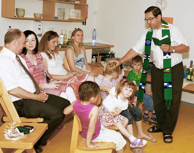 Pfarrer Gerhard Saum segnet die Kinder...im Mahlberger Kindergarten  St. Anna.   | Foto: Sandra Decoux-Kone