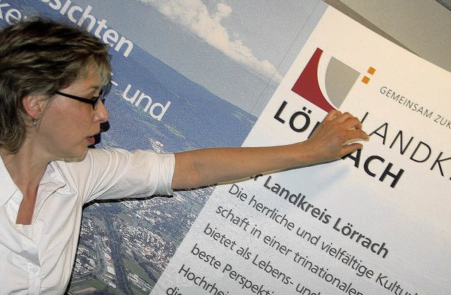 Gerlinde Gunnemann erklrt die Elemente des neuen Logos.   | Foto: gra