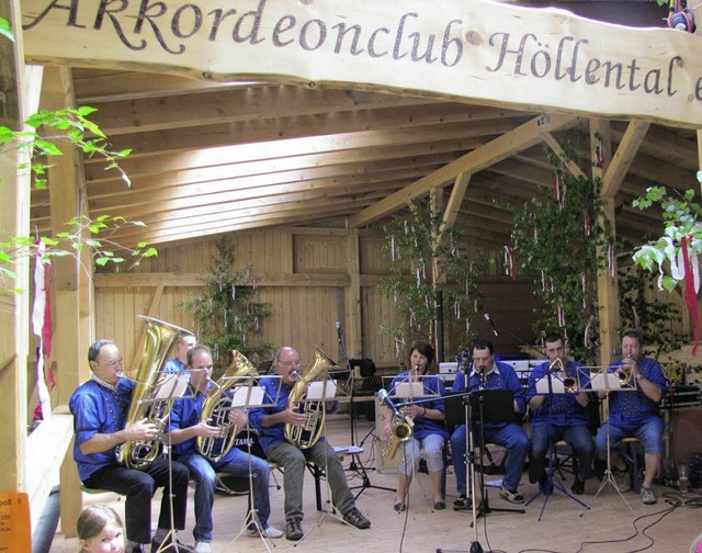 Musikanten von nah und fern  kamen zum...des Akkordeonclubs an den Gummenwald.   | Foto: Privat