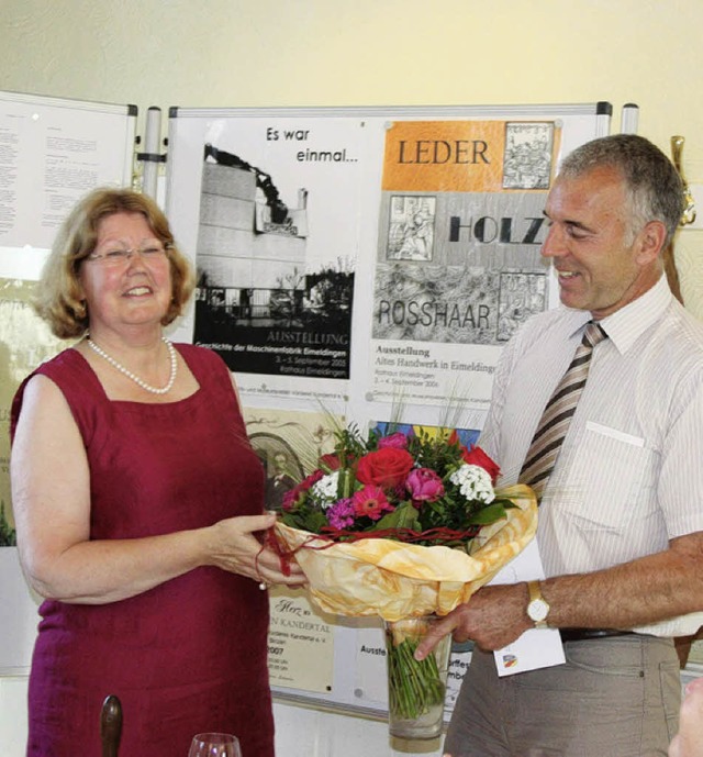 Blumen  bergab Eimeldingens Brgermei...Geschichtsvereins Monika Elmsheuser.    | Foto: Bronner