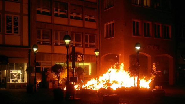 Brennende Kartonagen in der Kaiser-Joseph-Strae in Freiburg  | Foto: Polizei