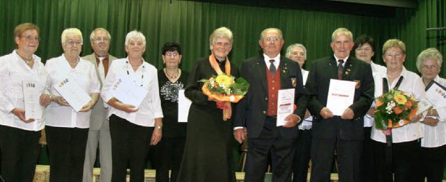 Im Rahmen der 90-Jahrfeier ehrte der A...  langjhrige Snger und Sngerinnen.   | Foto: Herbert Trogus