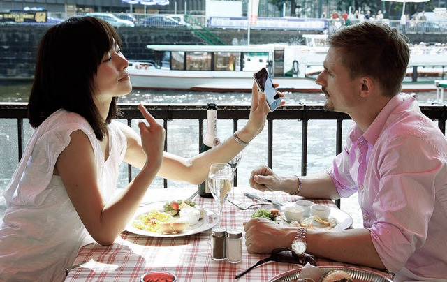 Der Liebste ist weg, aber sein Bodygua...  schn: Jiang Yiyan,  Florian Lukas.   | Foto: reverse angle