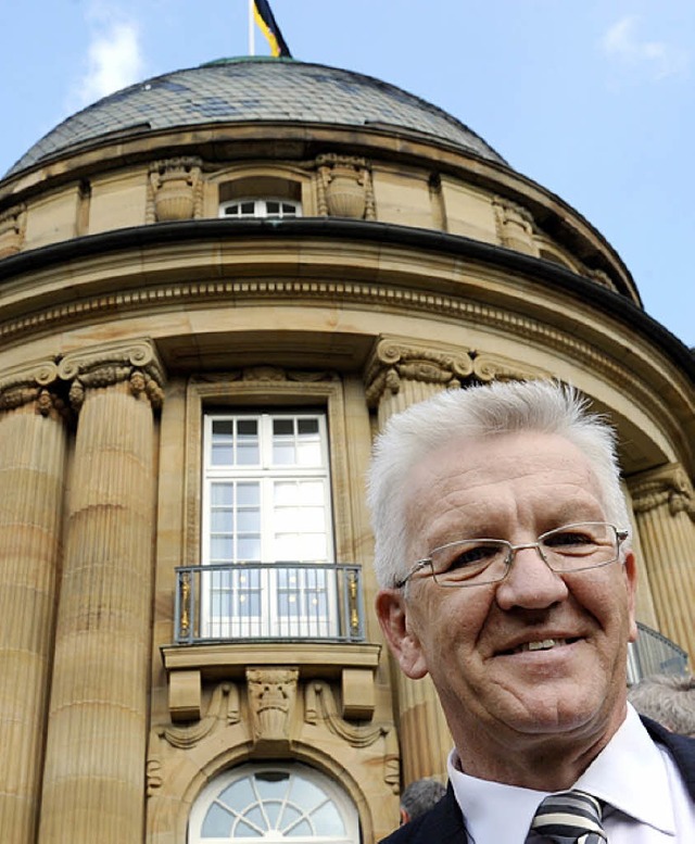 Kretschmann vor seiner Residenz &#8211; der Villa Reitzenstein.  | Foto: dpa