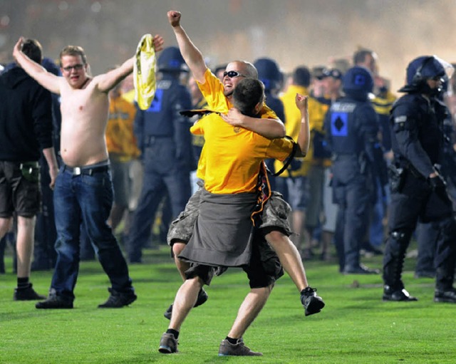 Freudentnze unter Polizeischutz: Fans aus Dresden feiern den Aufstieg.    | Foto: dpa