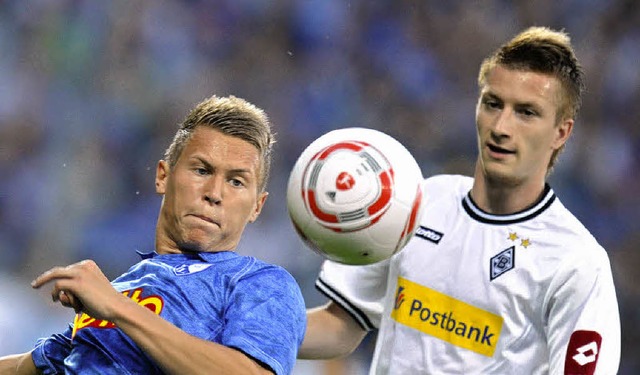 Marco Reus (rechts), hier im Duell mit...ielte den Gladbacher Treffer zum 1:1.   | Foto: dapd