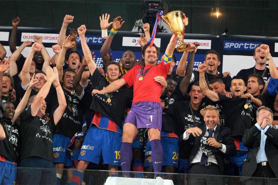 TKapitän Franco Costanzo mit dem Pokal auf der wackligen Tribüne. (Foto: MEINRAD SCHÖN) TKapitän Franco Costanzo mit dem Pokal auf der wackligen Tribüne. (Foto: MEINRAD SCHÖN)