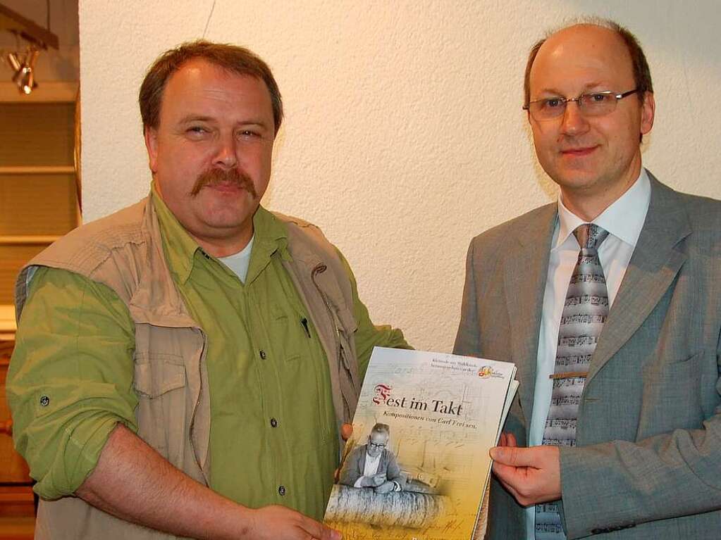 Wolfgang Brommer und Bernd Wintermantel mit dem Liederbuch mit Kompositionen von Carl Frei sen.