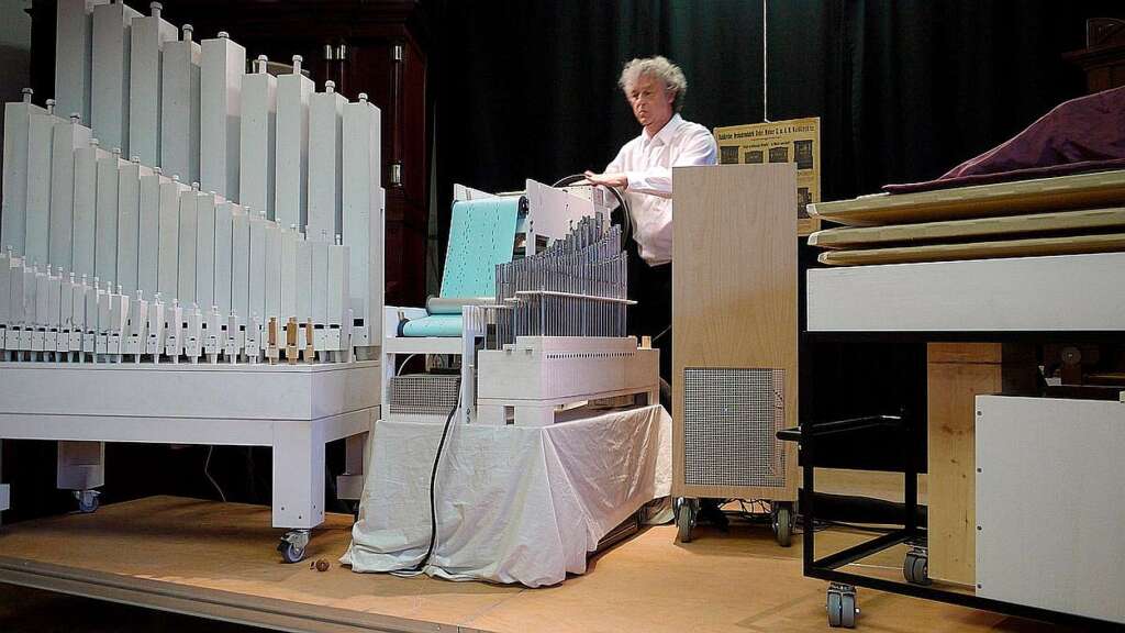 Adrian Oswalt stellt seine XXXL-Orgel im Orgelbauersaal vor.