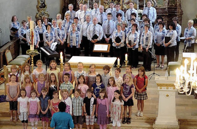 Der Katholische Kirchenchor Wyhl unter...erstmals mit dem neuen Kinderchor auf.  | Foto: Jrgen Schweizer