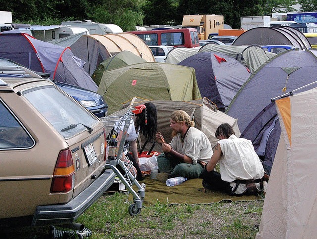 Die Zelte der Mittelalterfans sollen v...mehr Raum fr Parkpltze zu gewinnen.   | Foto: SENF