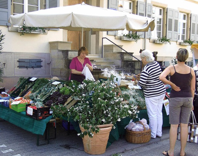 Der Freitagsmarkt in Sulzburg offerier... Angebot an Produkten aus der Region.   | Foto: Stadt Sulzburg