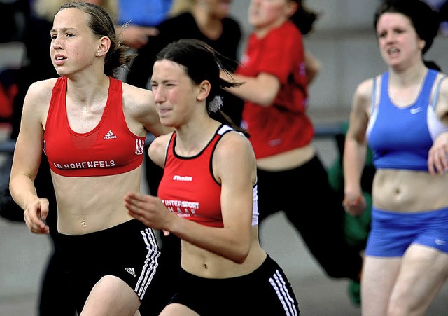 Anne Wtzel (links) LG Hohenfels Erste ber 100 Meter im Blockwettkampf W14.  | Foto: schn