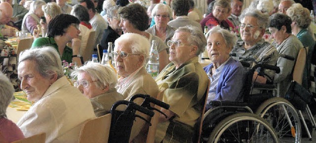 Beim alljhrlichen Seniorennachmitttag...chen Beisammensein in der Rotmooshalle  | Foto: Karin Stckl-Steinebrunner