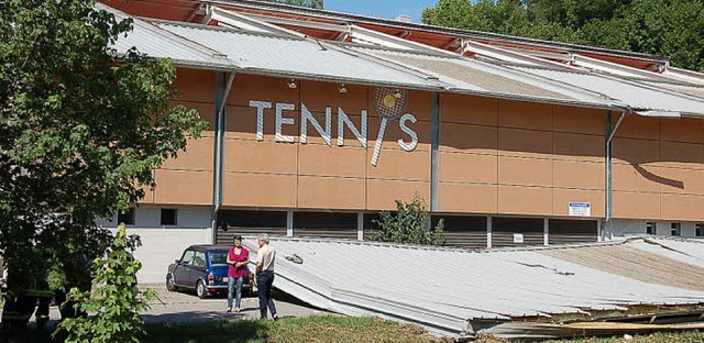 Teil des Daches der Tennishalle im Sch...erung und begrub fnf Autos unter sich  | Foto: Krug
