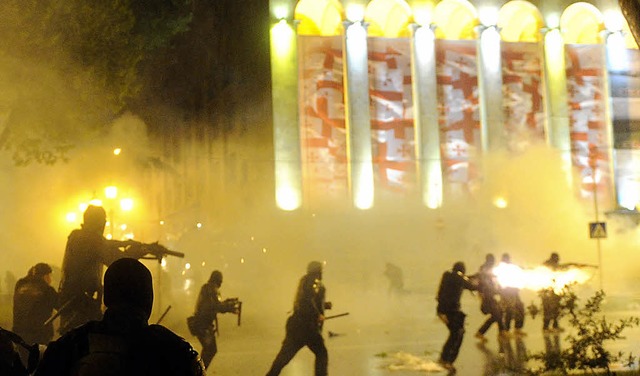 Gespenstische, brutale Szenen: Soldate...nt in Tiflis gegen Demonstranten vor.   | Foto: afp