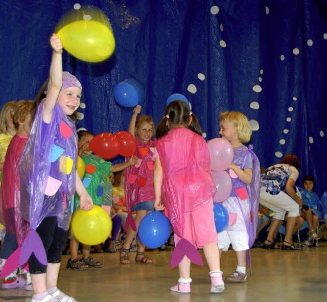 Luftballons verkrpern Wasserblasen.  | Foto: Roland Vitt