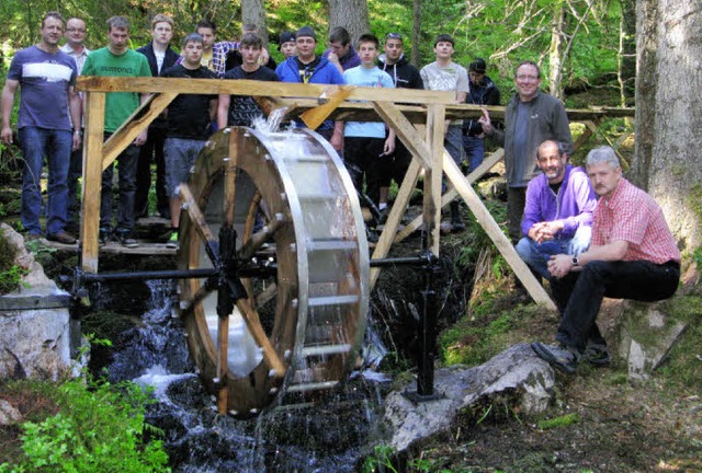 Nach getaner Arbeit posierten die Beru...d neben dem selbstgebauten Wasserrad.   | Foto: Ulrike Spiegelhalter