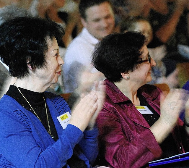 Gruppensprecherin Heidi Bange und Kass...zkonzert fr Amnesty in der Reithalle.  | Foto: Siefke