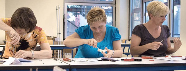 In Zukunft wollen die Damen Schalter selbst reparieren.   | Foto: K. Schiller