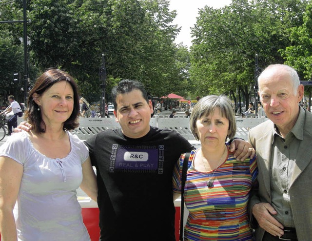 Unter den Linden:  (von links)  Gabi P...ne Gyurakovics und Karlheinz Stanzick   | Foto: Constance Frey