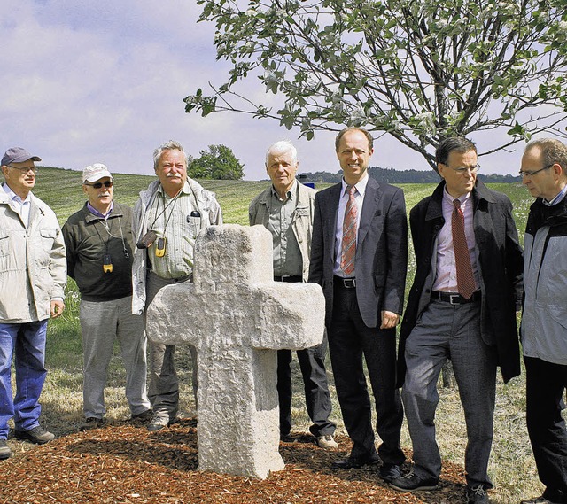 Kleindenkmale im  Visier: Franz Falken...Glocker und Georg  Keller (von links)   | Foto: DINORT