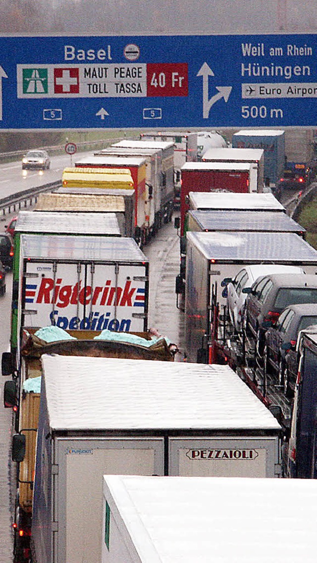 Lkw stauen sich  Tag und Nacht vor dem...chaffen, zum Beispiel bei Kleinkems.    | Foto: Lauber