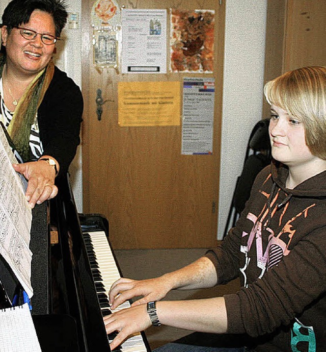 Maria Krey mit ihrer Lehrerin Eveline Vinh-Marinelli.   | Foto: Cremer