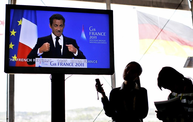 Journalisten verfolgen eine Rede des f...nten Nicolas Sarkozy beim G-8-Gipfel.   | Foto: AFP