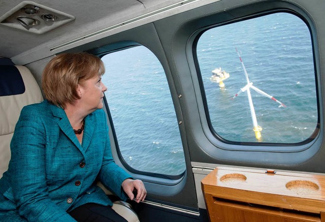 Angela Merkel und die alternativen Ene...ich den Offshore Windpark Baltic 1 an.  | Foto: dpa