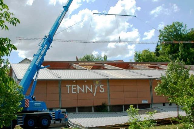 Provisorisches Dach fr die Tennishalle