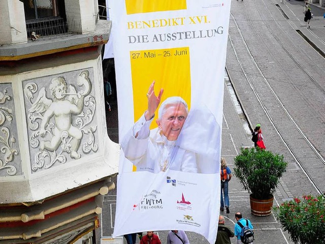 Ein Wink fr die Passanten: Seit geste...sler Hof Leben und Wirken des Papstes.  | Foto: Thomas Kunz