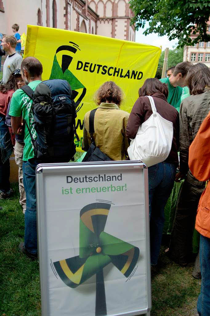 Anti-Atomkraft-Demonstration auf dem Sthlinger Kirchplatz in Freiburg.
