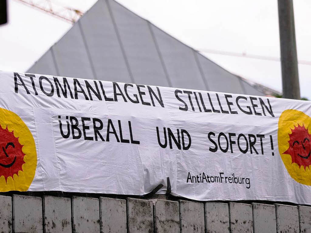 Anti-Atomkraft-Demonstration auf dem Sthlinger Kirchplatz in Freiburg.