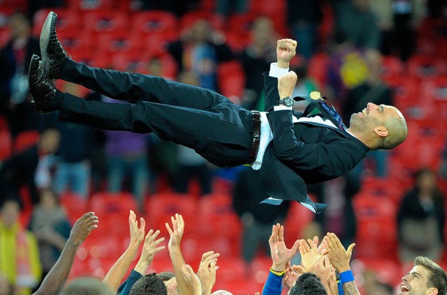 Barca-Coach Josep Guardiola bleibt im ...aber darf er durch die Lfte schweben.  | Foto: dpa