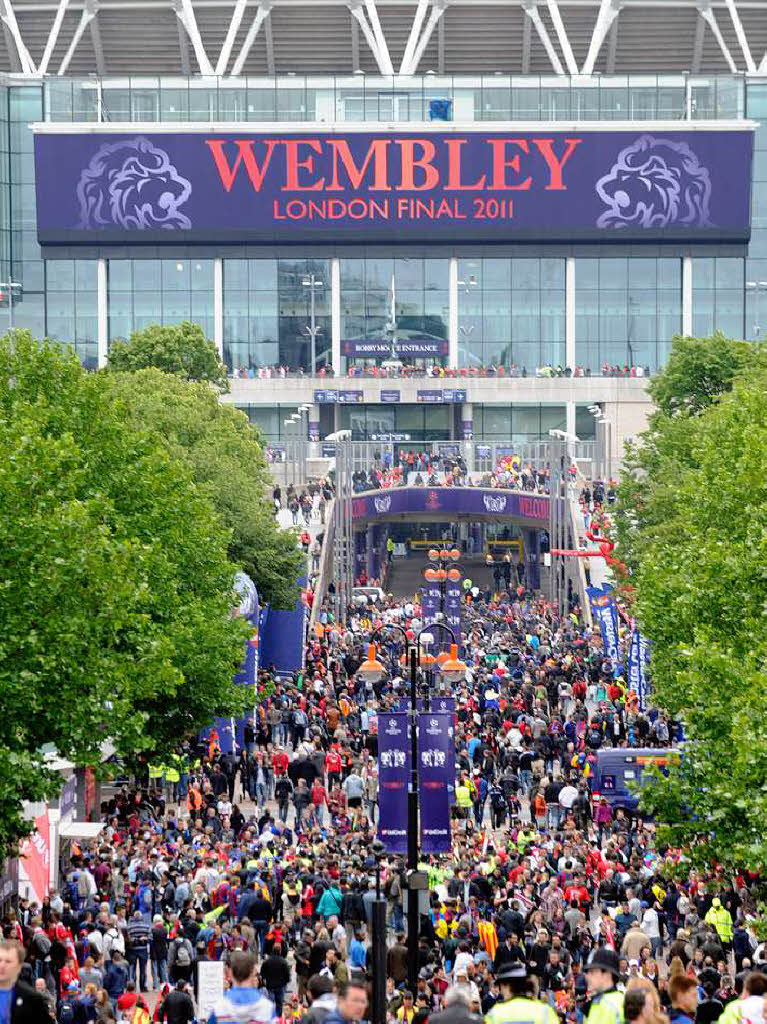 Die Massen strmten ins ausverkaufte Wembley-Stadion.