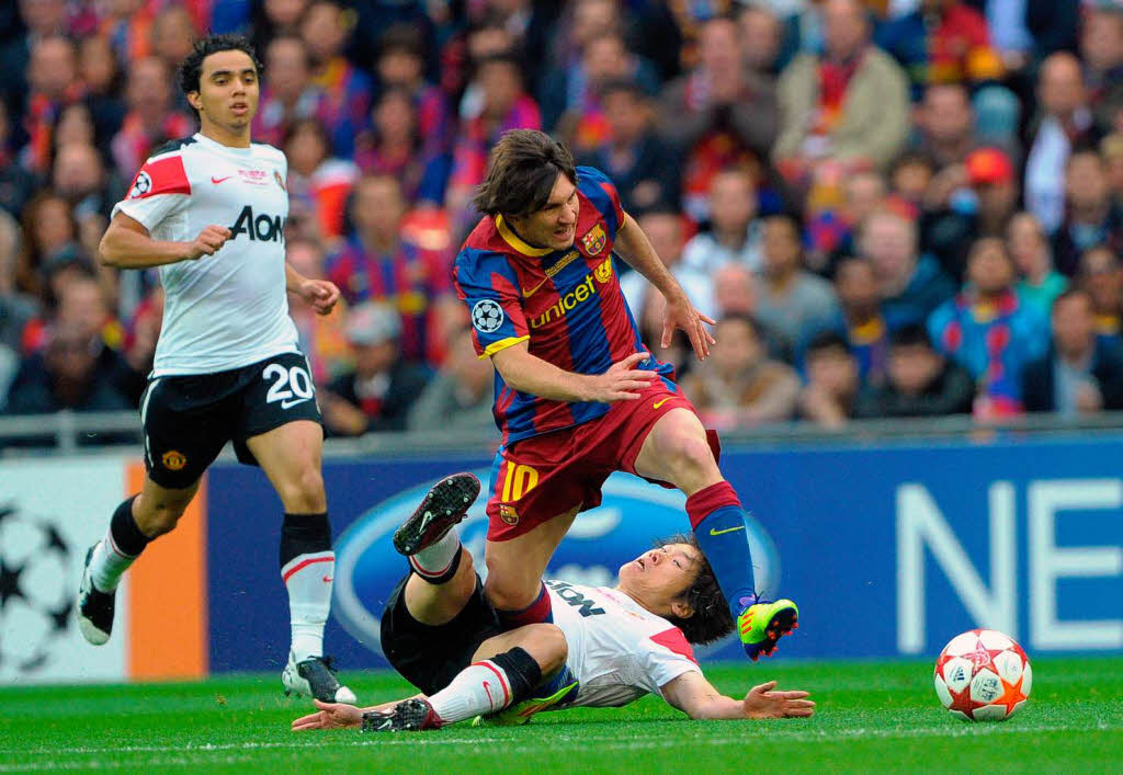 Ju-Sung Park im Zweikampf mit Messi. Meist behielt der argentinische Wirbelwind die Oberhand.