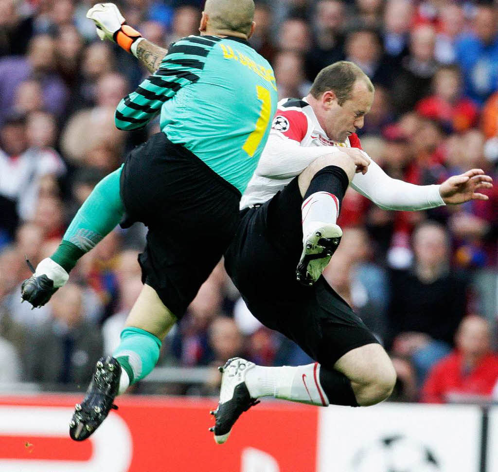 Schonfristen gibt es in einem Endspiel nicht: Barca-Keeper Victor Valdes gegen Rooney.