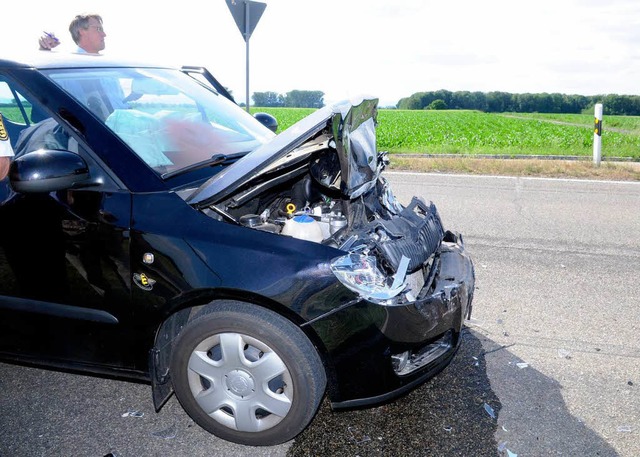 Die Front des Skoda ist eingedrckt worden.  | Foto: Wolfgang Knstle