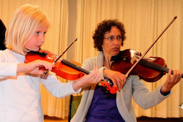 Violine und Viola - den Unterschied zw...bekamen ihn auch vortrefflich erklrt.  | Foto: Martha Weishaar