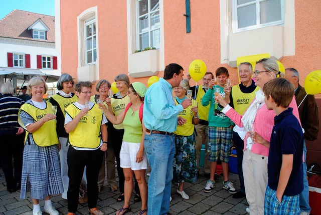 Kleiner Umtrunk in Mllheim:    Amnest...und Gste stoen auf die Freiheit an.   | Foto: Ehrlich