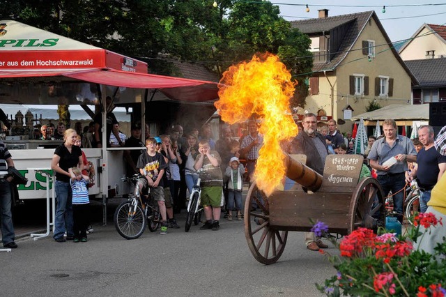 Drei  Kanonenschsse kndeten von der Erffnung des Festes.   | Foto: Mnch